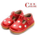 Chaussette Enfant Squeaky Rouge avec Polka Blanche Couleurs Différentes